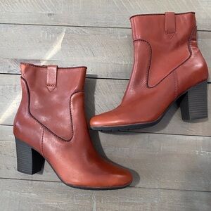 Clarks Stroll Vine Rust Leather Ankle Booties l Women’s Size 8 Booties